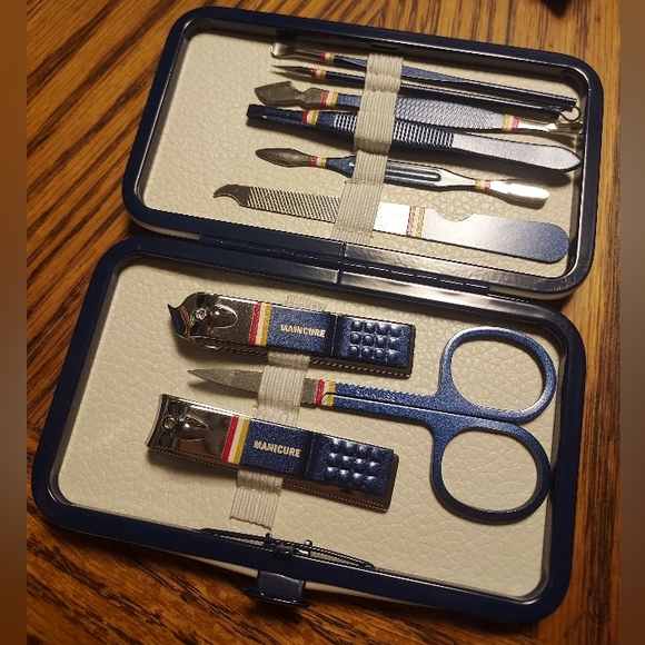 Compact Manicure Set - Picture 2 of 3